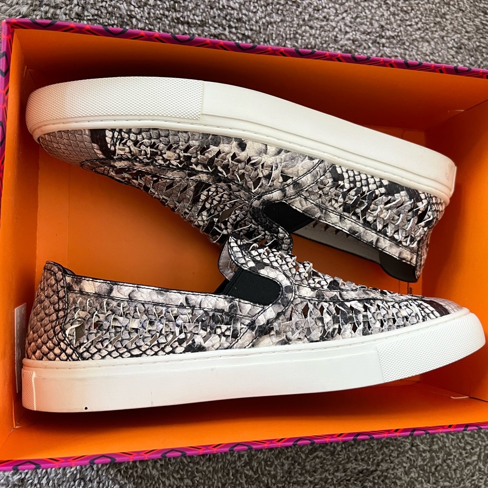 Beautiful sneakers snake emboss
